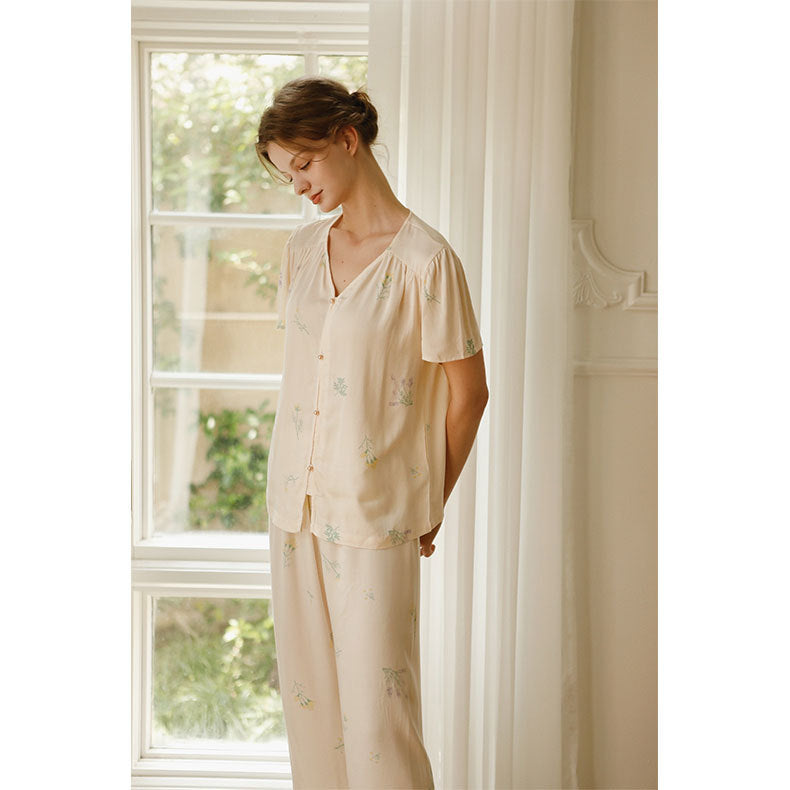 Dame åndbar pyjamas-sæt med blomstret design og elegant knapliste Stilla