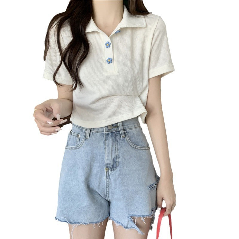 Femme Crop-Polo-Tee med blomsterknapdetalje Stilla