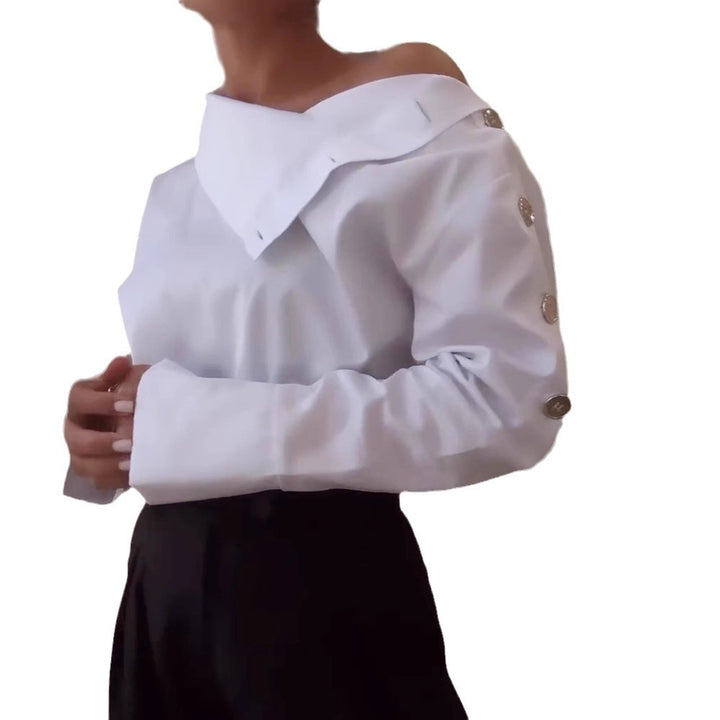 Kvindebluse med elegante knapdetaljer og høj krave Stilla