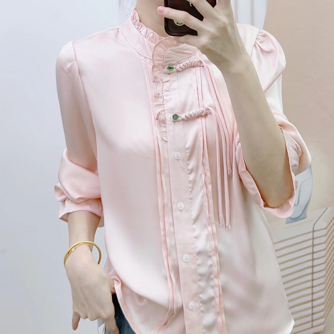 Damebluse med kunstnerisk rynkedesign og elegant knapdetalje Stilla