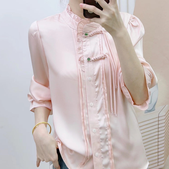 Damebluse med kunstnerisk rynkedesign og elegant knapdetalje Stilla