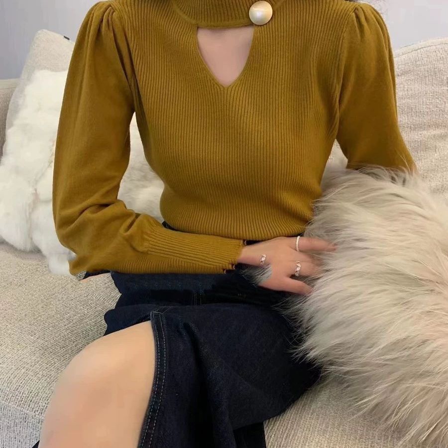 Kvinders stilfulde sweater med V-hals og dekorativ knapstolpe Stilla