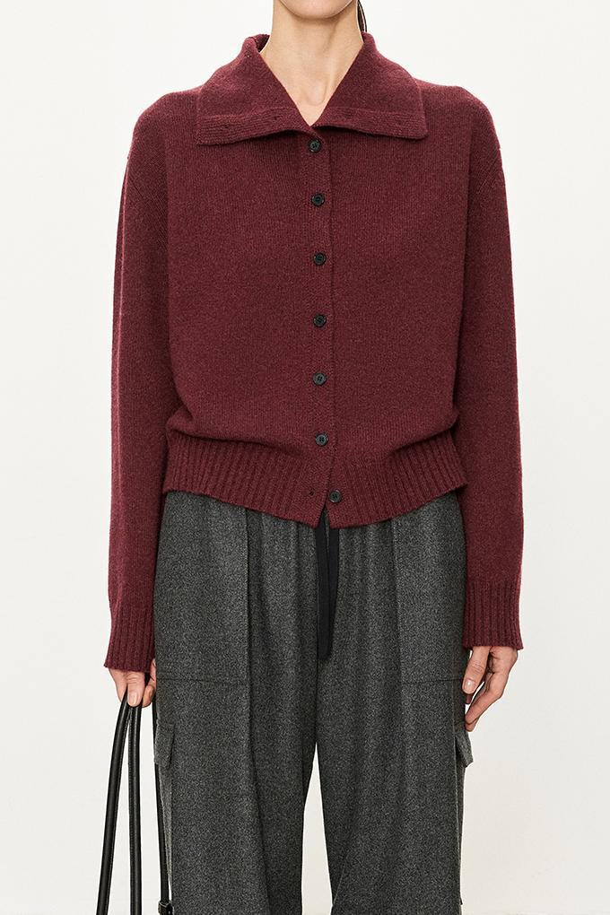 Kvindernes fashionable strikkede cardigan med høj krave og knaplukning Stilla