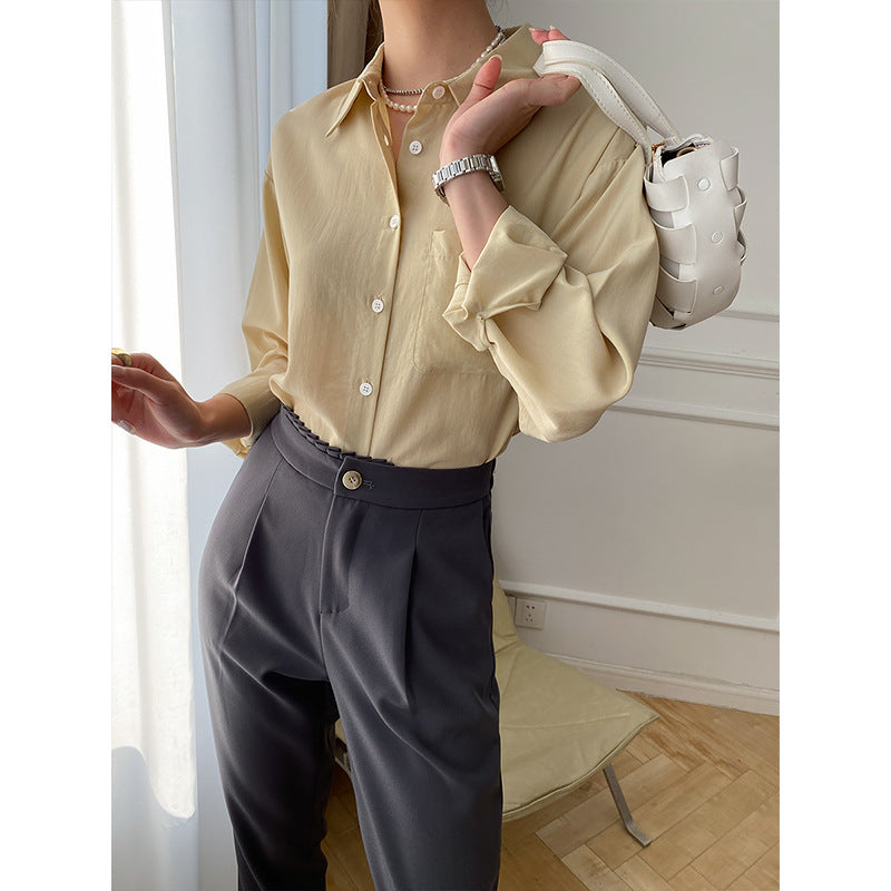 Kvindernes elegante og luftige bluse med knapdetaljer Stilla