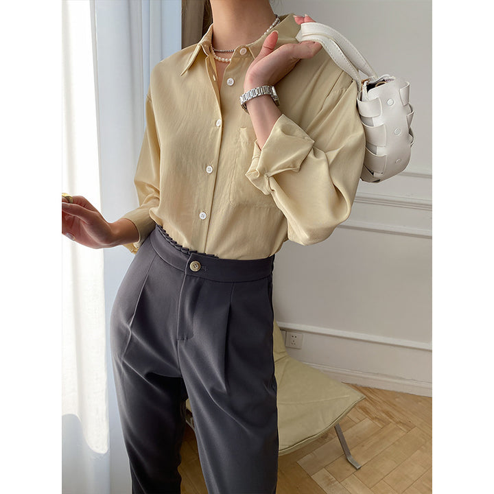 Kvindernes elegante og luftige bluse med knapdetaljer Stilla