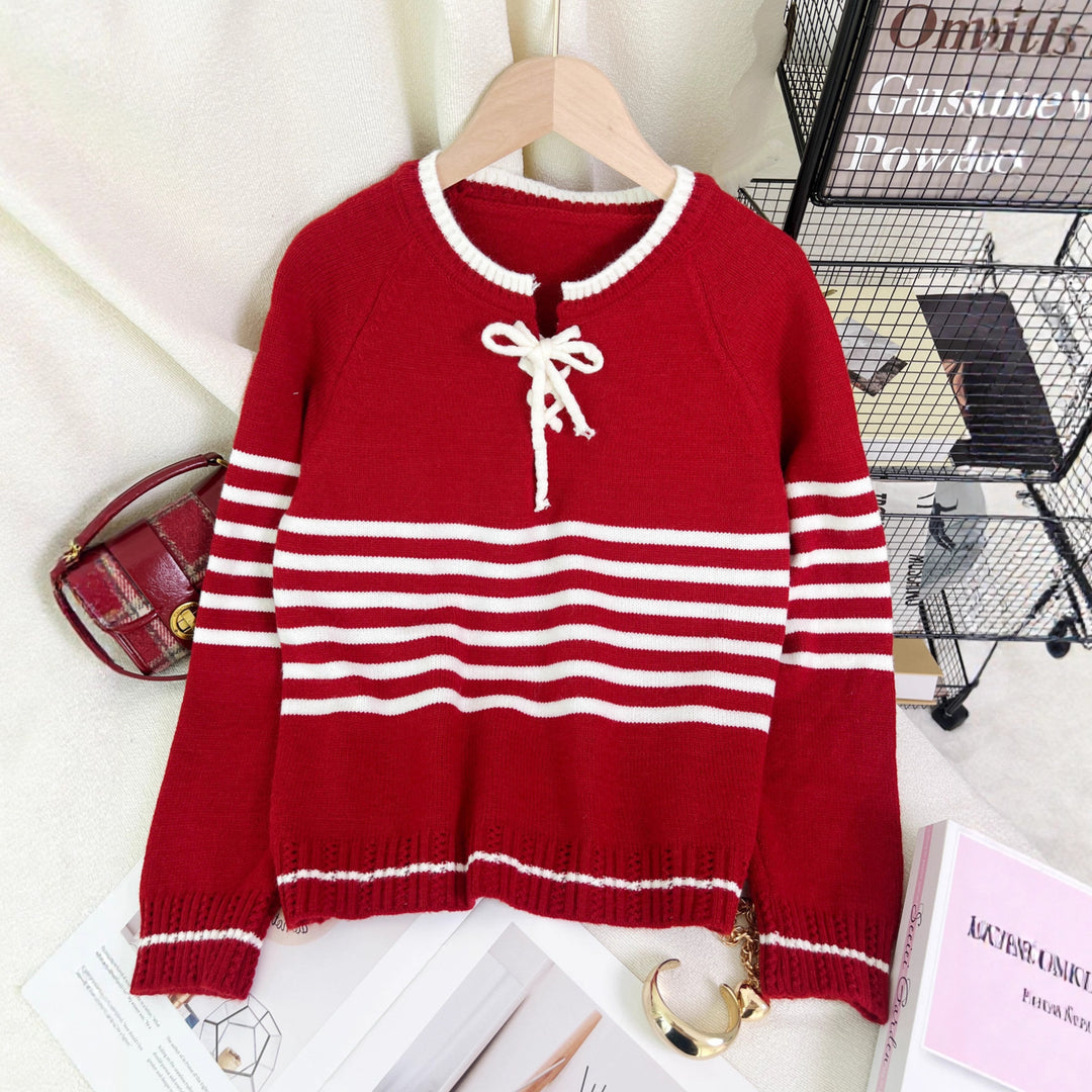 Kvinders sweater med sideløsning og moderne stribemønster Stilla