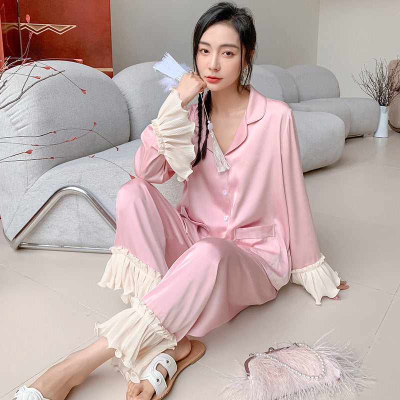 Dame luksuriøst satin pyjamadsæt med flæse-detaljer Stilla