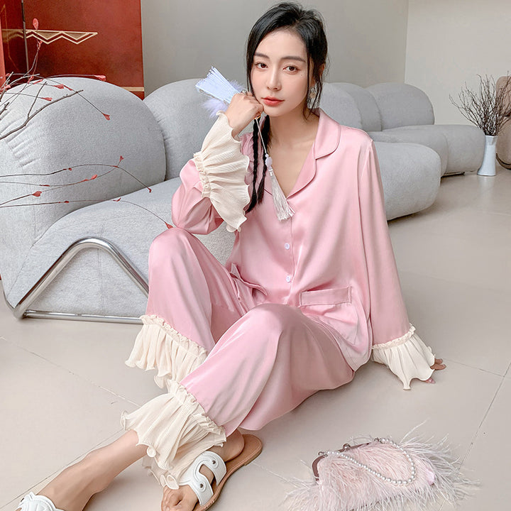 Dame luksuriøst satin pyjamadsæt med flæse-detaljer Stilla