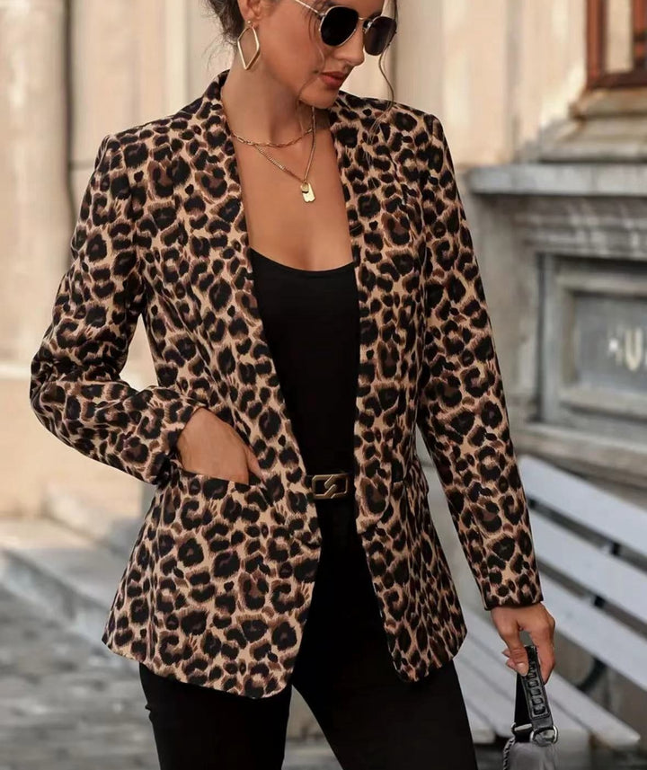 Dameblazer med moderne leopardmønster og elegant snit Stilla