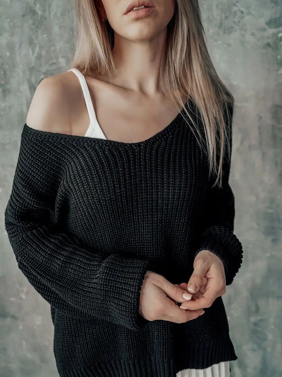 Dame Oversized Strikbluse med asymmetrisk udskæring og brede ribstrikdetaljer Stilla