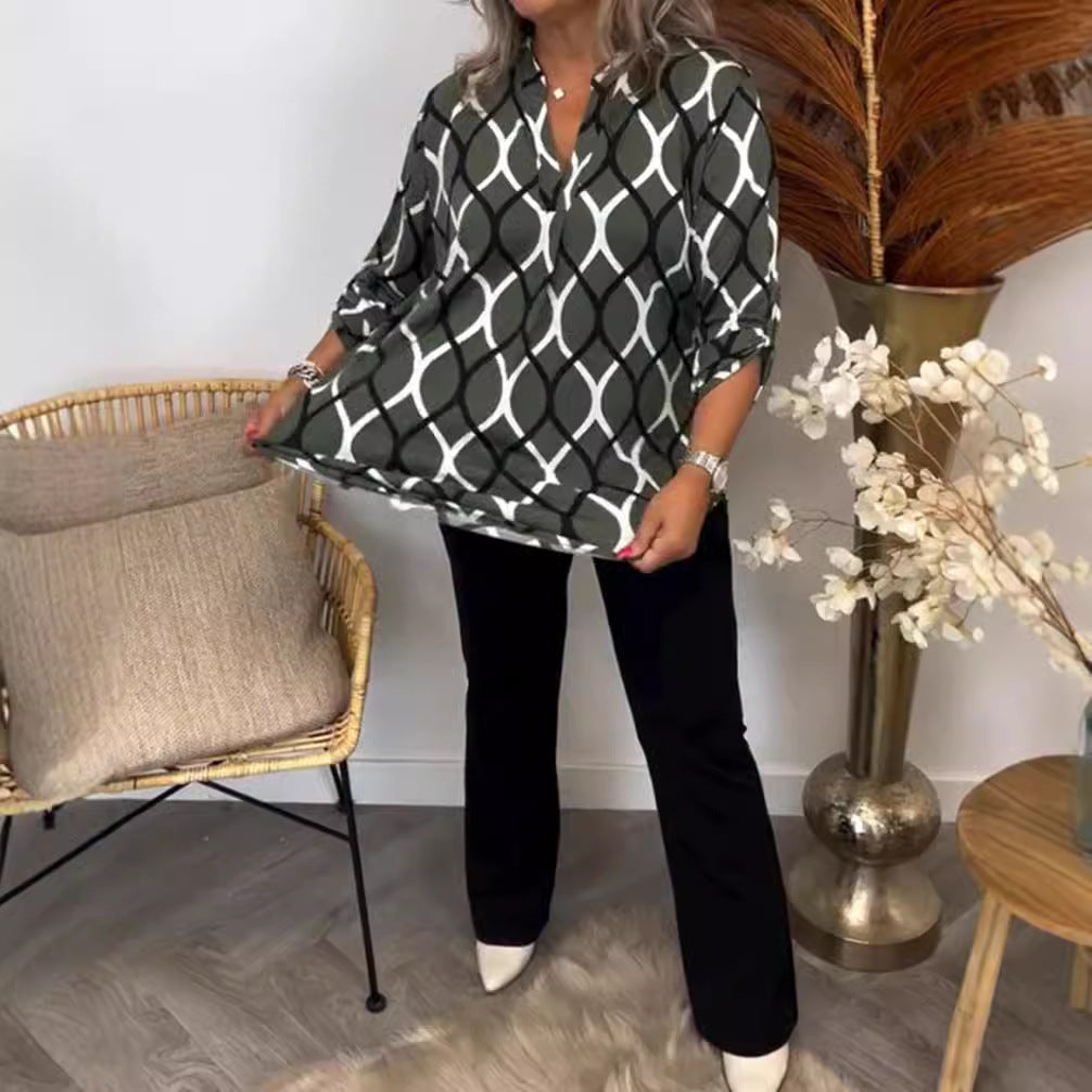 Damebluse med mode grafisk mønster og praktiske sidelommer Stilla