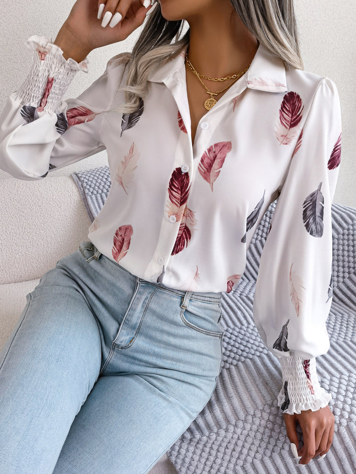 Damebluse med blomsterfjerdesign Stilla