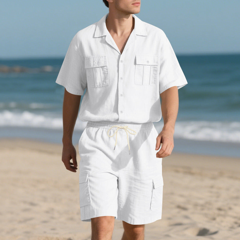 Herrer afslappet strandoutfit med korte ærmer og praktiske cargo-shorts Stilla