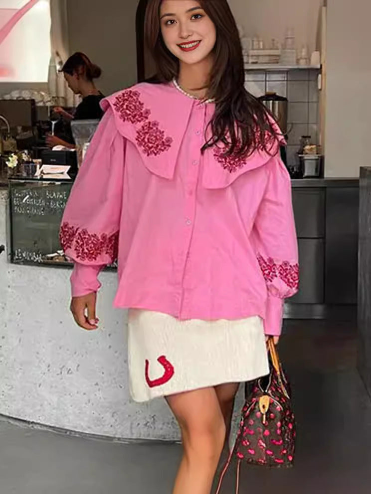 Damebluse med pragtfulde flæsedetaljer og blomstret broderidesign Stilla