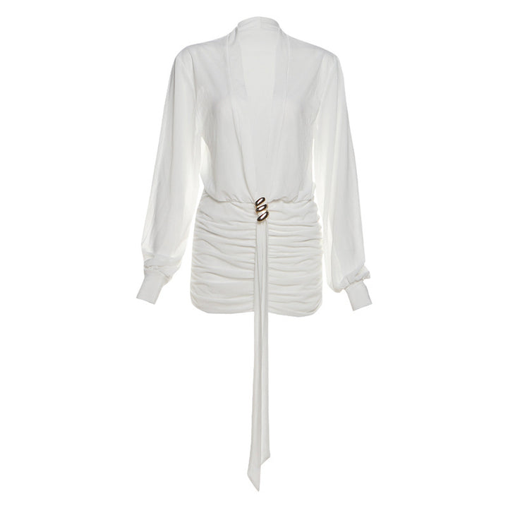 Dame indpakningsbluse med elegant drapering og farverig brochelukning Skovae