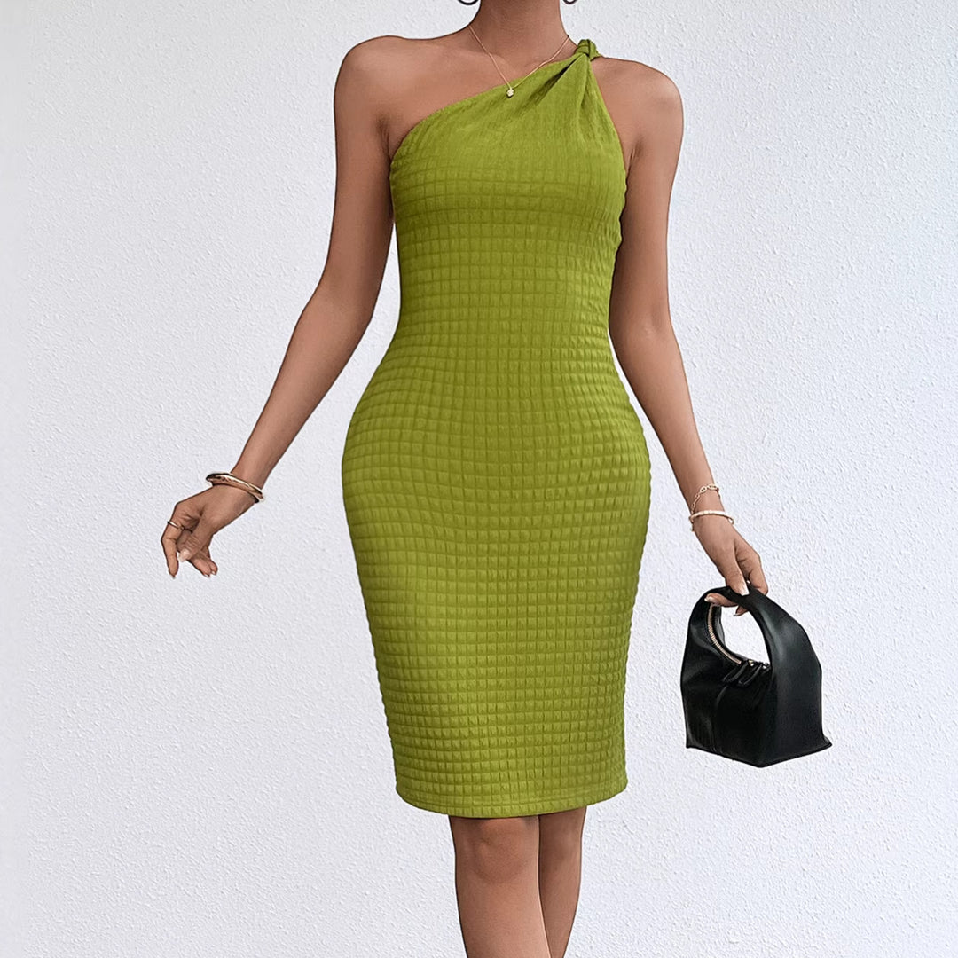 Kvinders bodycon-kjole med slank silhuet og asymmetrisk rem Stilla