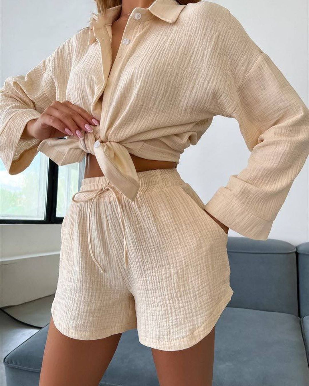 Dame afslappet sommer outfit med åben top bluse og shorts Stilla