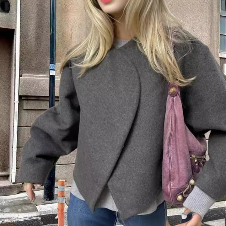 Dame oversized overgangsjakke i minimalistisk design med voluminøse ærmer og struktureret overmateriale Stilla