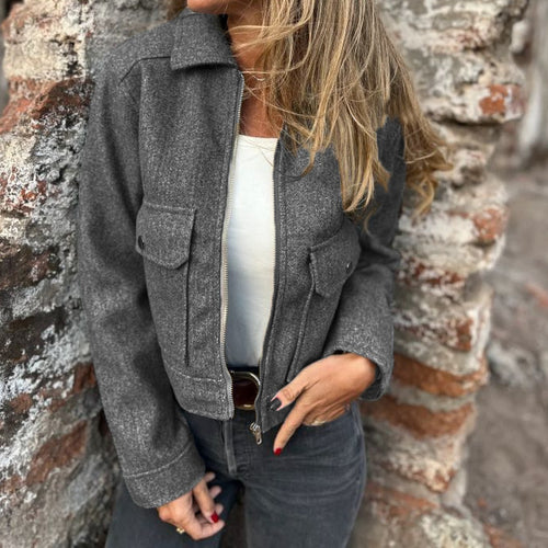 Kvinders afslappede cropped jakke med praktiske brystlommer og lynlås Stilla
