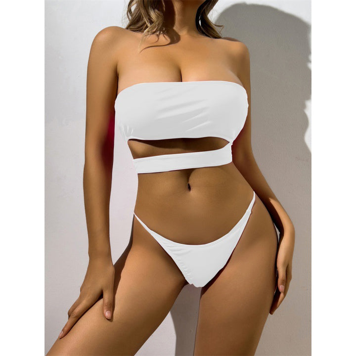 Dame bikini-sæt med raffineret bandeau-top og forførende cut-out skovae
