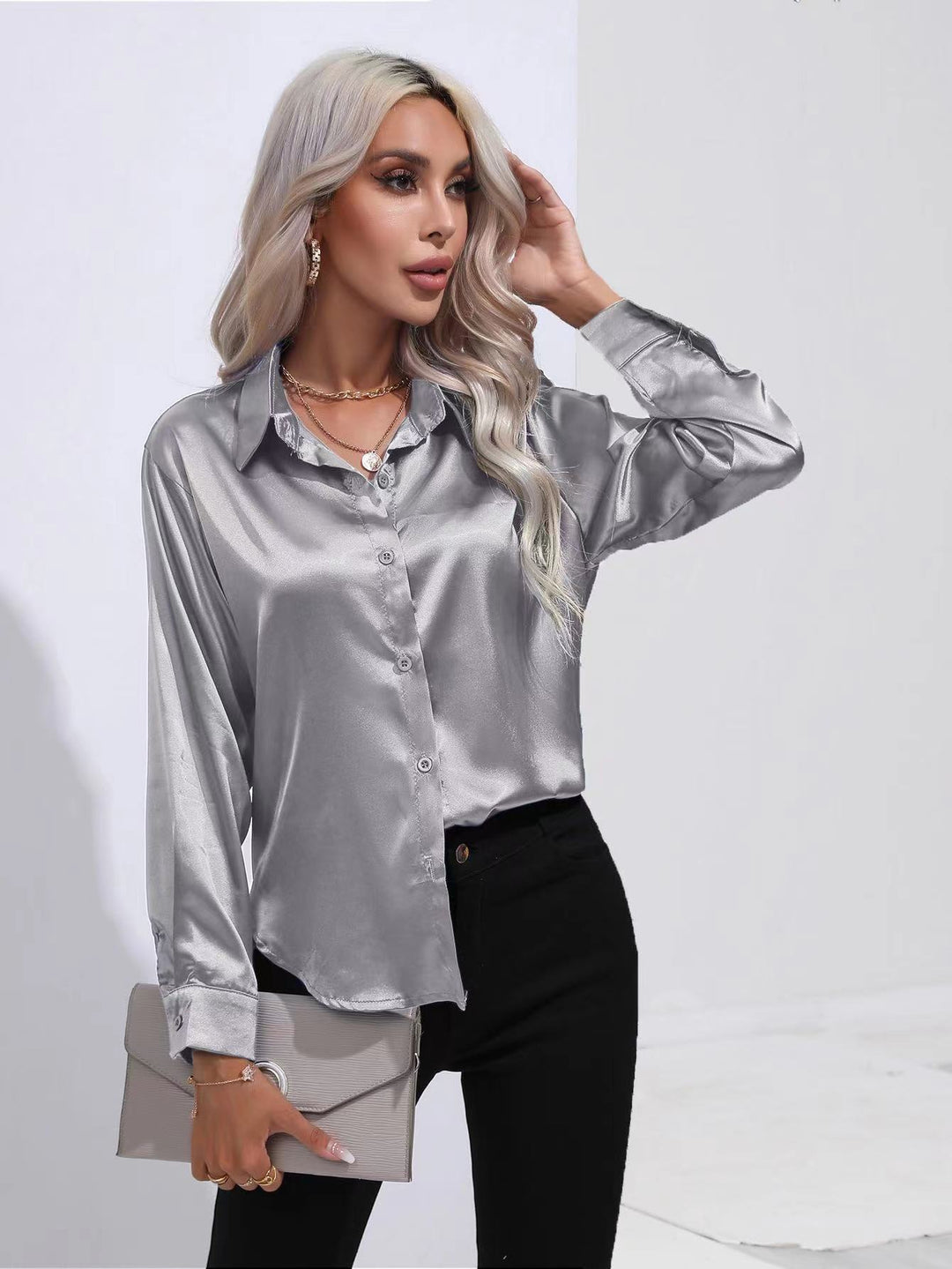 Dame Elegant Satinbluse med moderne snit og knaplukning Stilla