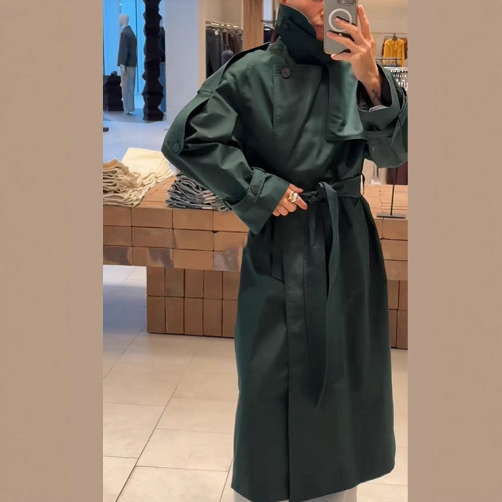 Dame trenchcoat med moderne detaljer og bred revers Stilla
