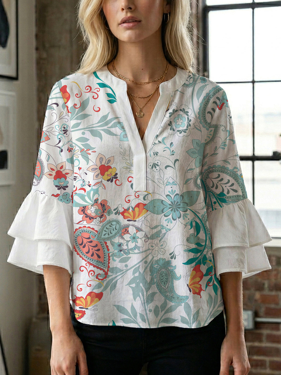 Dame elegant top med voluminøse flæsekanter og blomsterdesign Skovae