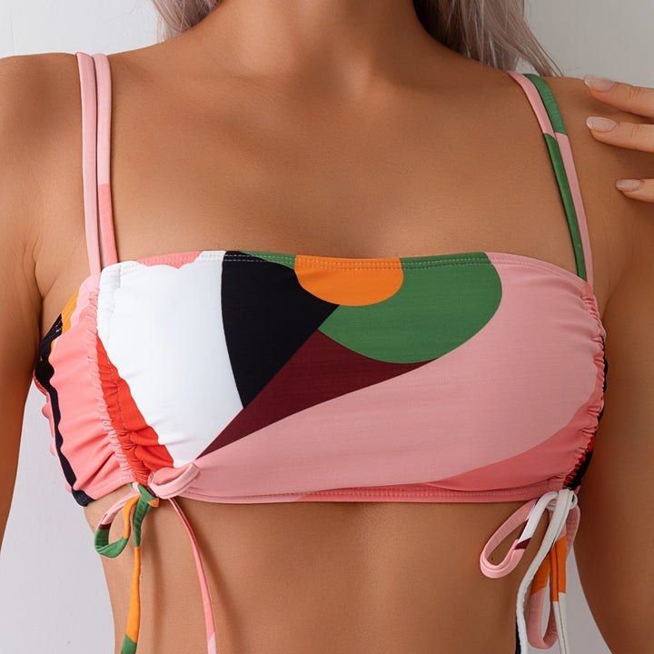 Dame Højt skåret bikini med justerbart flæsedesign og farvemønster Stilla