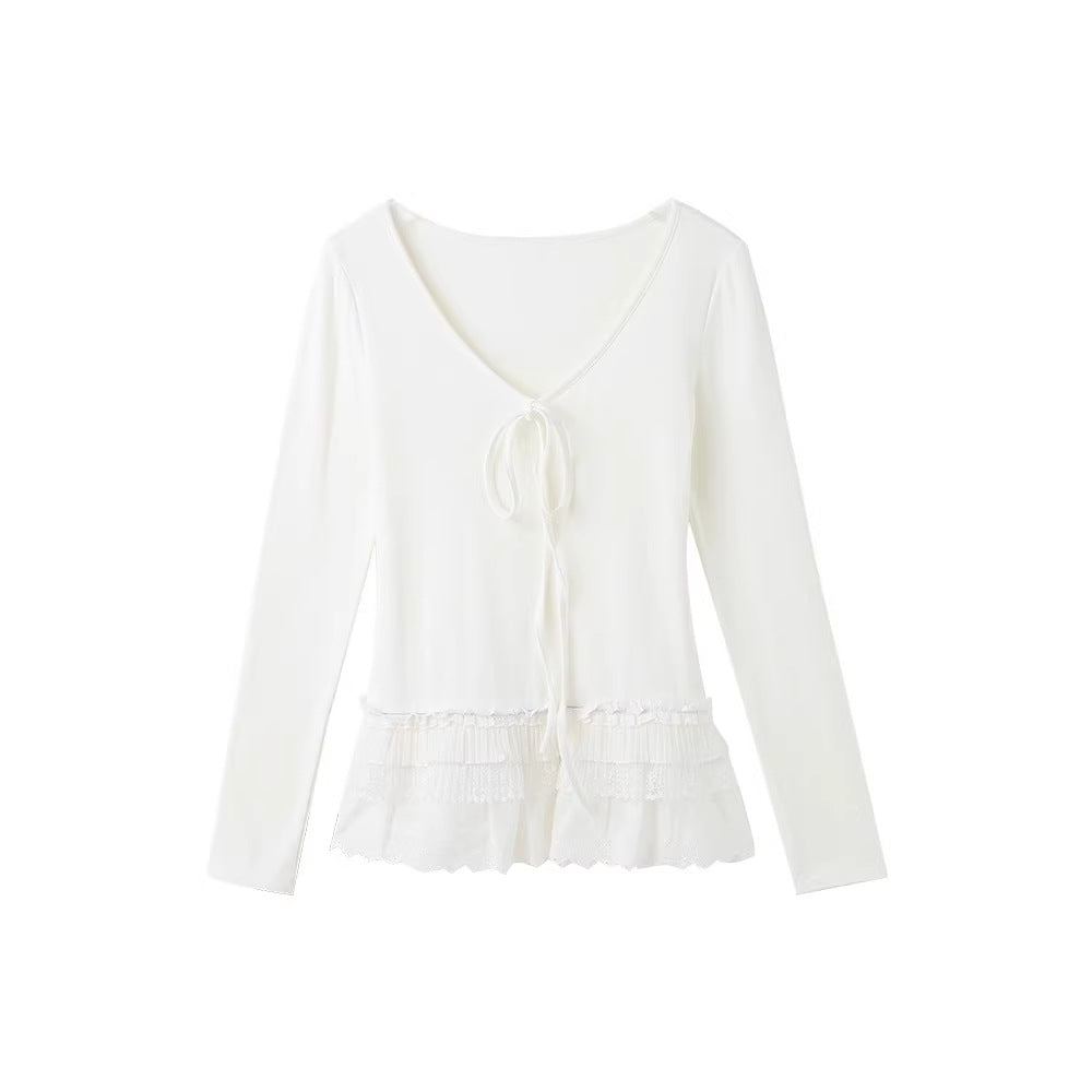 Dame top med blonderuf og moderne V-hals Stilla