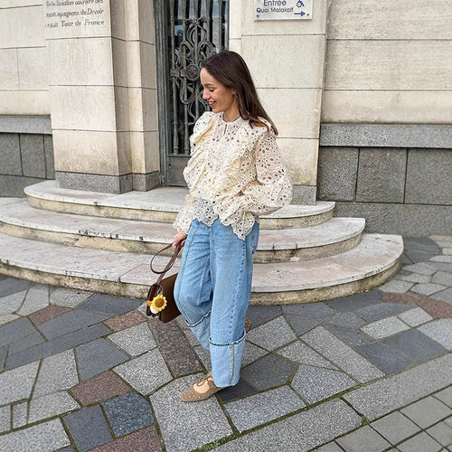 Damebluse med volangdetaljer og blomsterhæklede mønster Stilla