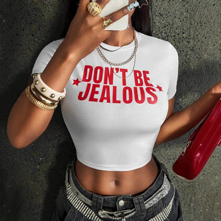 Dame Crop-T-Shirt med moderne statement-print og figurtilpasset snit Skovae