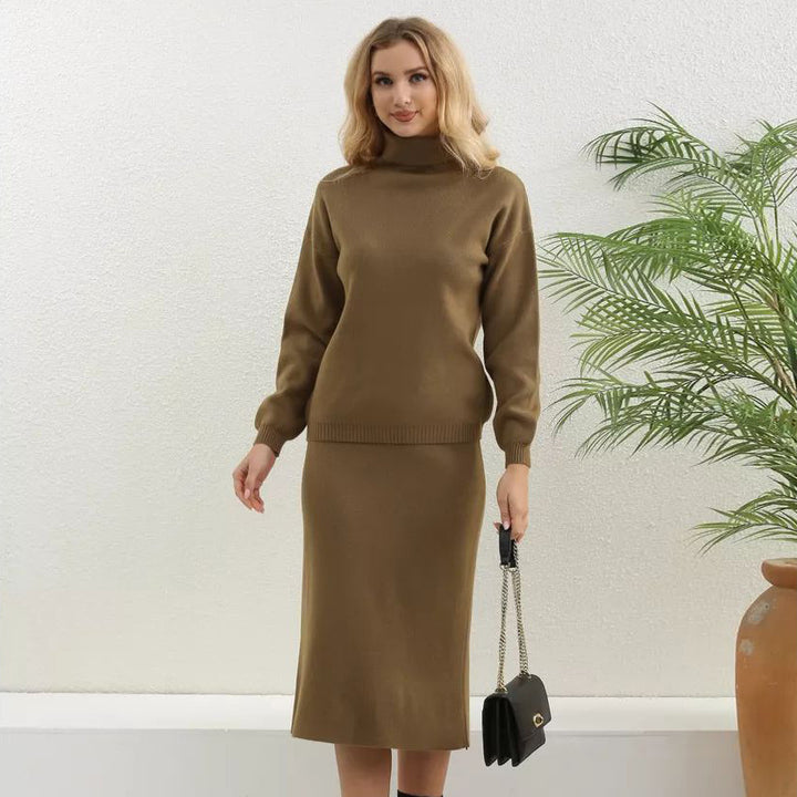 Dame sæt bestående af bluse og nederdel med høj krave og elegante sideåbninger Stilla