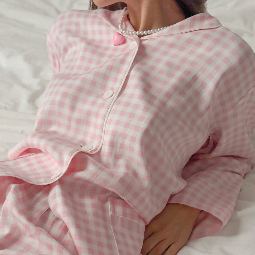 Dame pyjamasæt med ternet design og luksuriøs fjerudsmykning Stilla