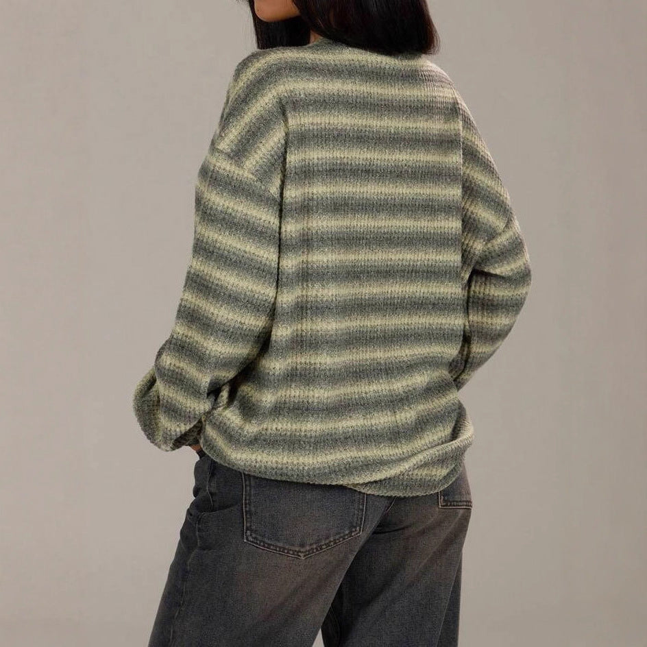 Kvinders hyggelige strikket sweater med moderne stribemønster Stilla