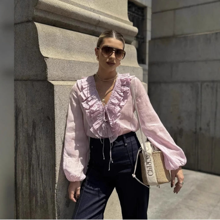 Femme Rynk Off-Shoulder Bluse med Snøre Detalje Stilla