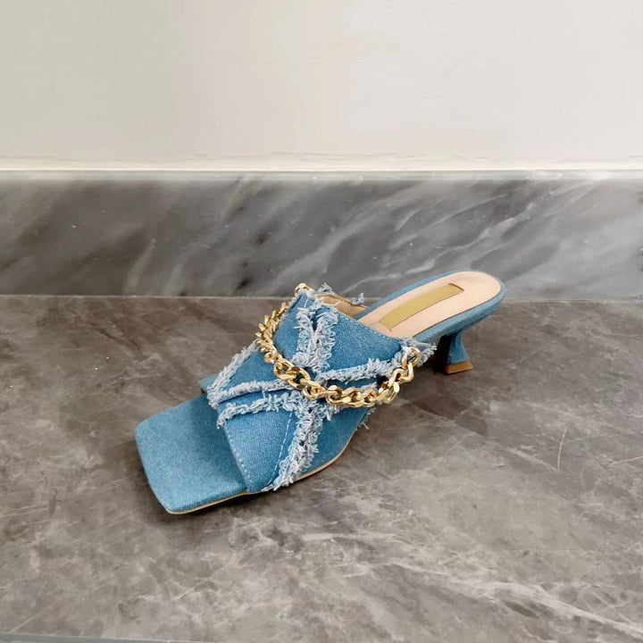 Femme Distressed Denim Slide Sandaler med kædeaccent Stilla