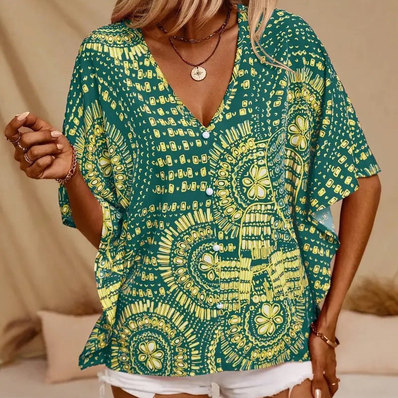 Dame strandbluse i afslappet boho-stil med farverige mønstre og voluminøse ærmer Skovae