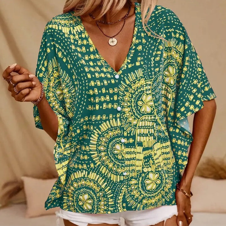 Dame strandbluse i afslappet boho-stil med farverige mønstre og voluminøse ærmer Skovae