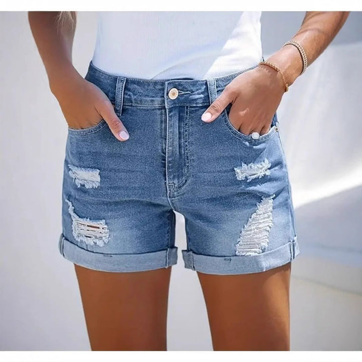 Dame korte Destroyed Denim-shorts i afslappet look med opsmøgede masker og stilfulde revnedetaljer Skovae