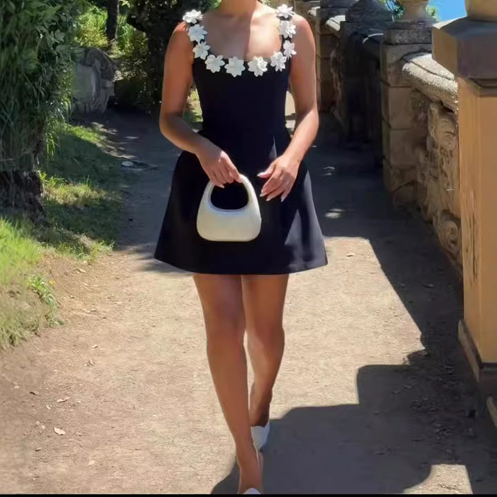 Dame mini kjole med blomsterdekoration og skræddersyet snit