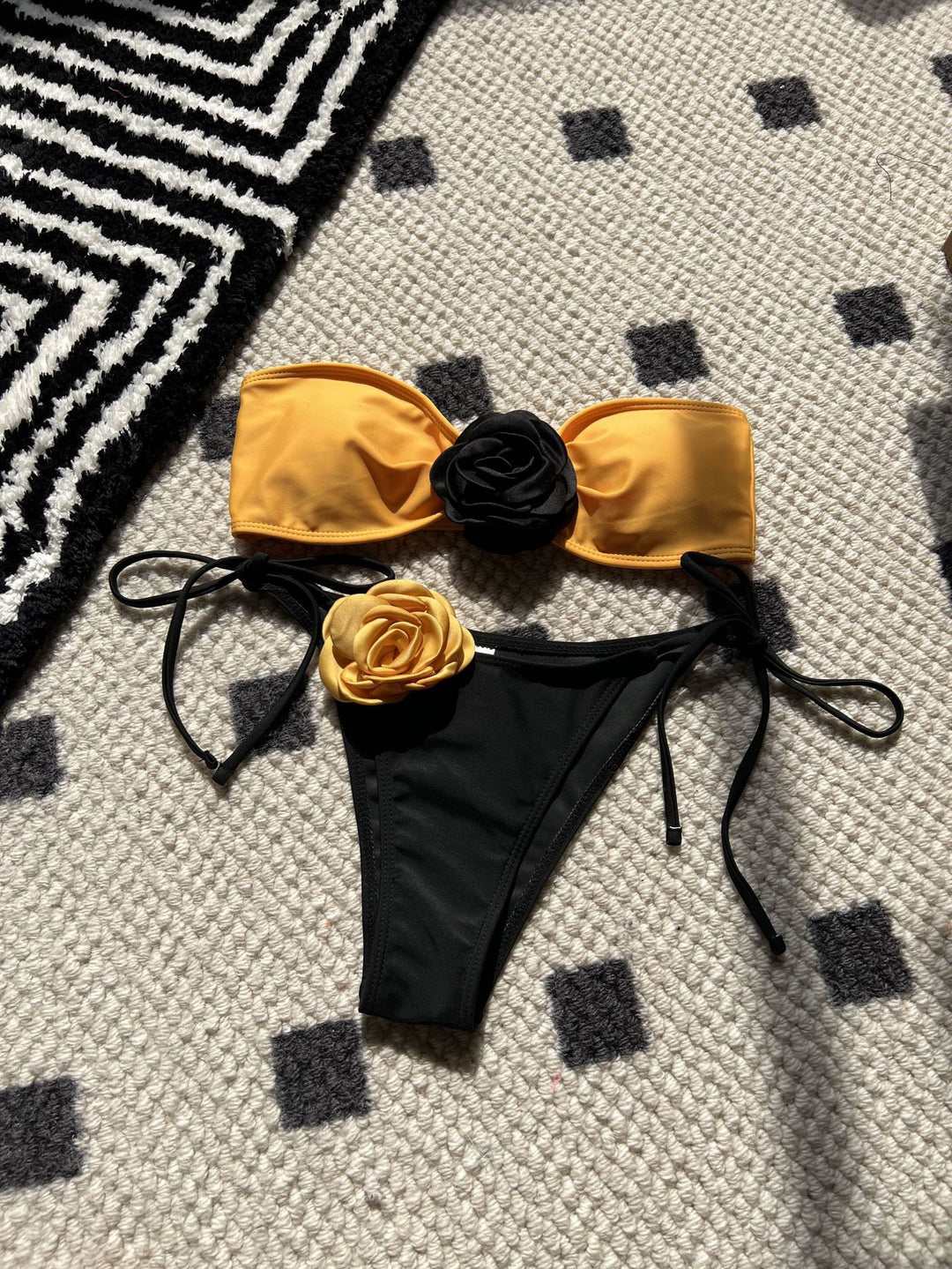 Dame Bandeau-Bikini med romantiske blomster-applikationer Stilla