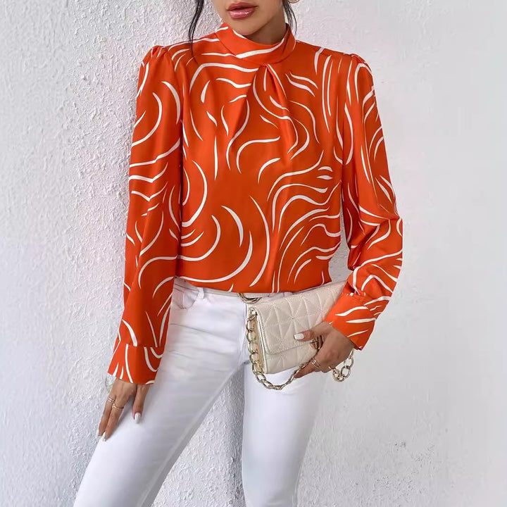Damebluse med elegant bølgedesign og højhæftet krave Stilla