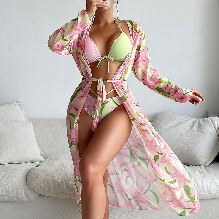 Dame Strandkimono med floral design og elegant taljering Stilla