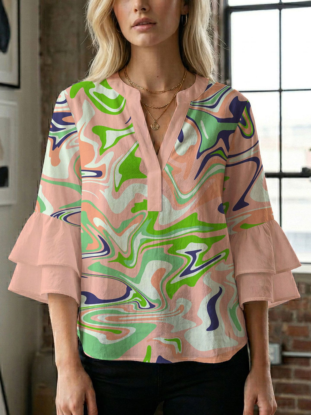 Dame bluse med voluminøse ærmer og kreativt trykdesign Skovae