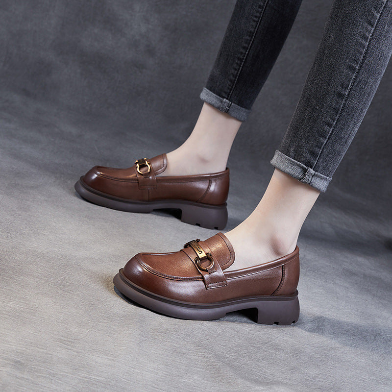 Dame Elegante Chunky Slipper med dekorative metal accenter Stilla