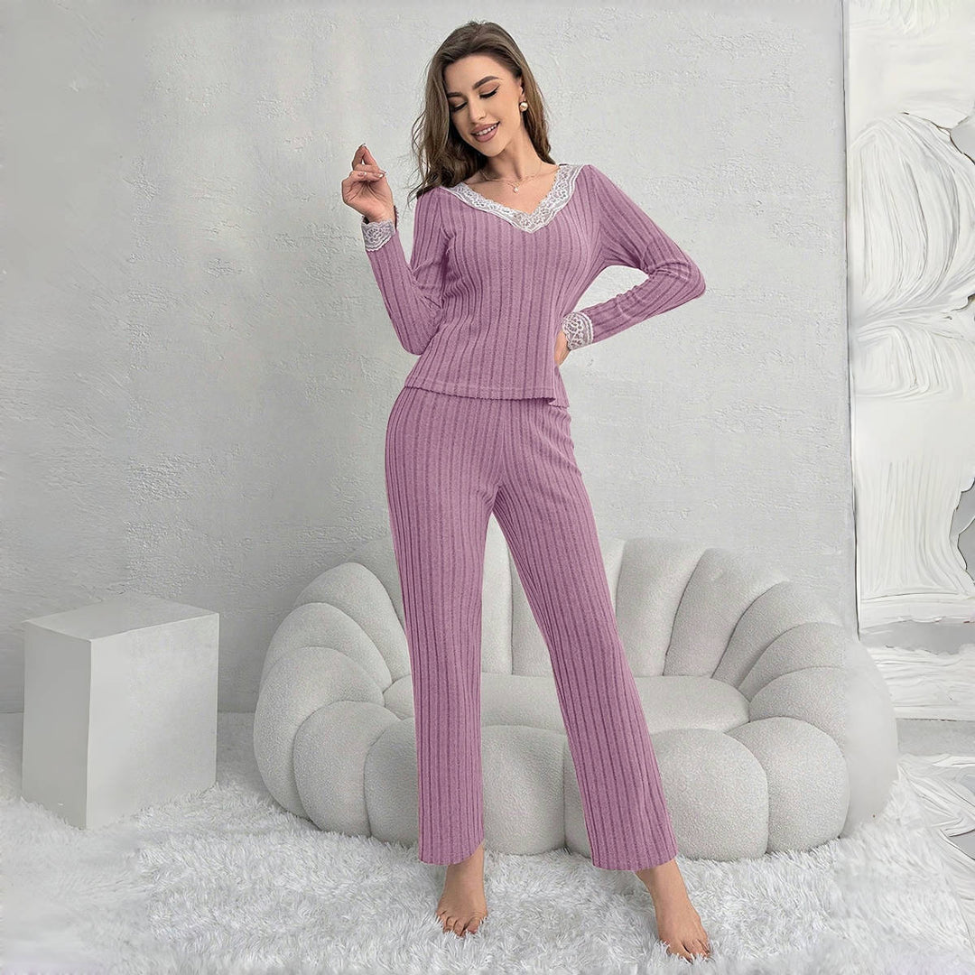Dame Elegant og komfortabelt pyjamasæt med spidselementer Stilla