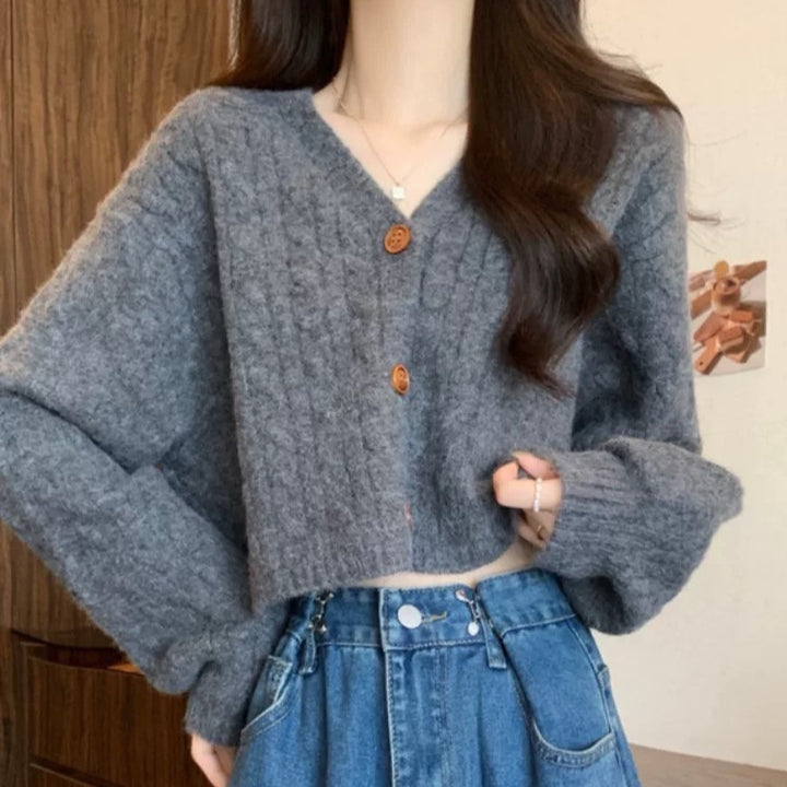 Kvinders løstsiddende strik cardigan med kabelmønster og knaplukning Stilla