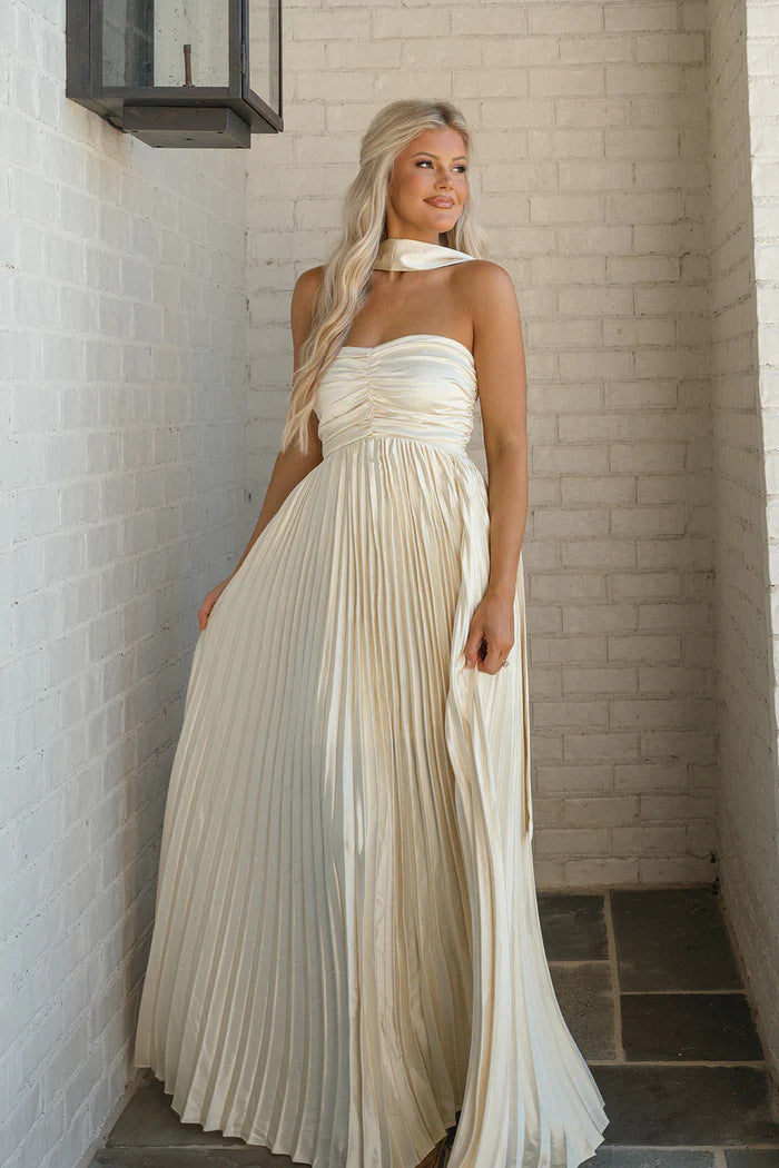 Kvinders langærmet maxikjole med elegant plisseret skørt og off-shoulder silhuet