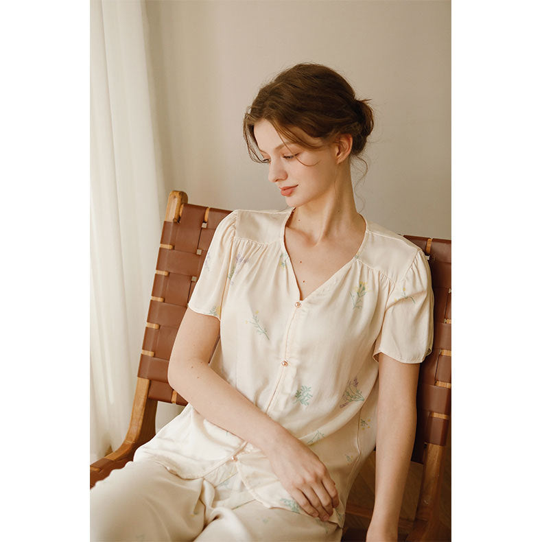 Dame åndbar pyjamas-sæt med blomstret design og elegant knapliste Stilla