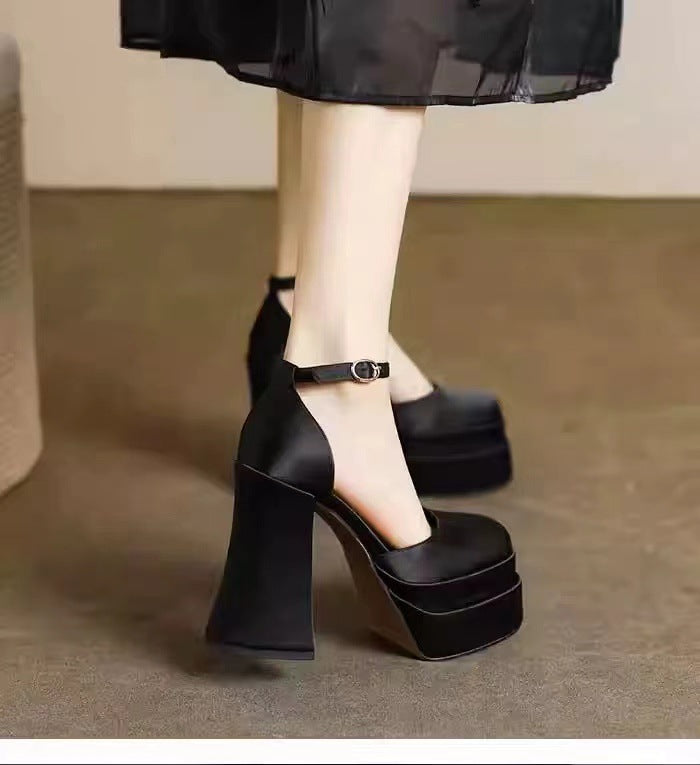 Dame Plateau-High Heels med elegant ankelrem og raffineret design Stilla